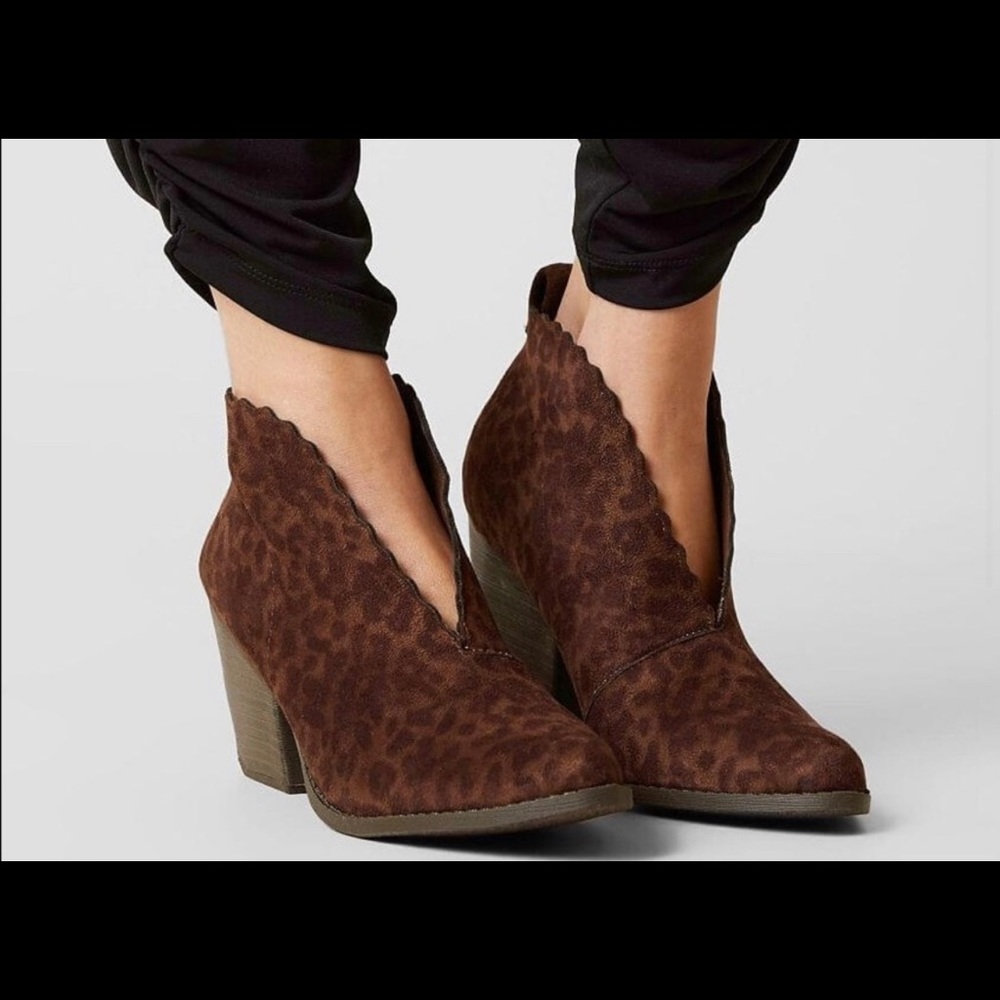 Sued leopard ankle bootie